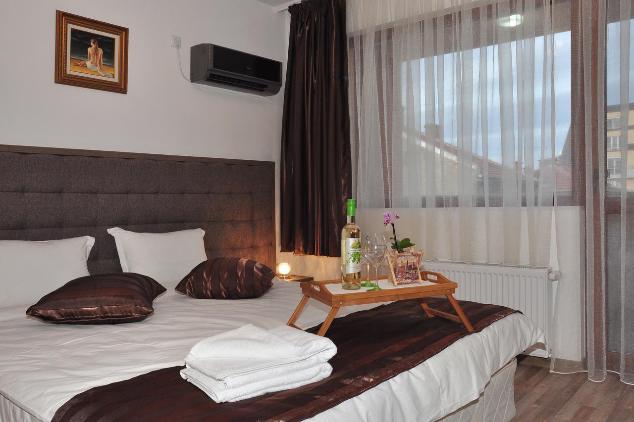 Lombardi Family Hotel Ruse Exterior foto